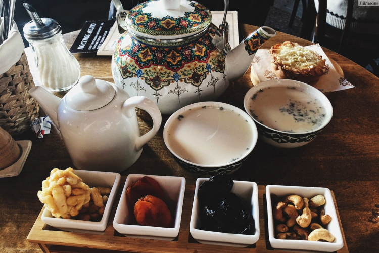 теплая компания в саду (1).jpeg